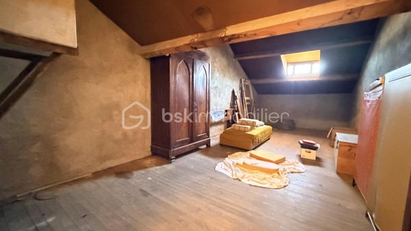 Au cœur de Ille-sur-têt, découvrez cette grande maison de 1935 d'environ 204 m² habitables dans laquelle vous pourrez créer votre nouveau nid douillet ou projet de vie.

En rez-de-chaussée, vous retrouverez son grand garage avec sa cave et sa chaufferie. Son entrée dessert directement la pièce de vie avec un grand salon, une salle à manger et un espace cuisine séparé.
A l'étage on y retrouve une deuxième cuisine donnant sur une véranda, un salon, quatre chambres, un WC, une salle de bain et pour finir, un escalier qui vous mène directement dans les combles aménageables où y retrouve une chambre déjà créer.

Cette maison en quatre faces, avec son jardin, son grand garage, ses sols en parquet, ses hauteurs sous plafond saura vous séduire pour ceux qui aiment l'ancien.
