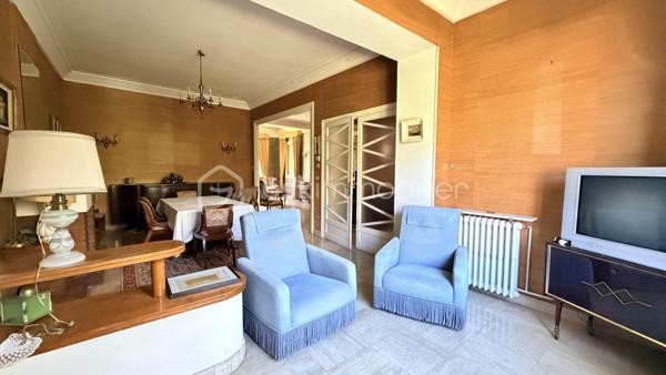 Au cœur de Ille-sur-têt, découvrez cette grande maison de 1935 d'environ 204 m² habitables dans laquelle vous pourrez créer votre nouveau nid douillet ou projet de vie.

En rez-de-chaussée, vous retrouverez son grand garage avec sa cave et sa chaufferie. Son entrée dessert directement la pièce de vie avec un grand salon, une salle à manger et un espace cuisine séparé.
A l'étage on y retrouve une deuxième cuisine donnant sur une véranda, un salon, quatre chambres, un WC, une salle de bain et pour finir, un escalier qui vous mène directement dans les combles aménageables où y retrouve une chambre déjà créer.

Cette maison en quatre faces, avec son jardin, son grand garage, ses sols en parquet, ses hauteurs sous plafond saura vous séduire pour ceux qui aiment l'ancien.