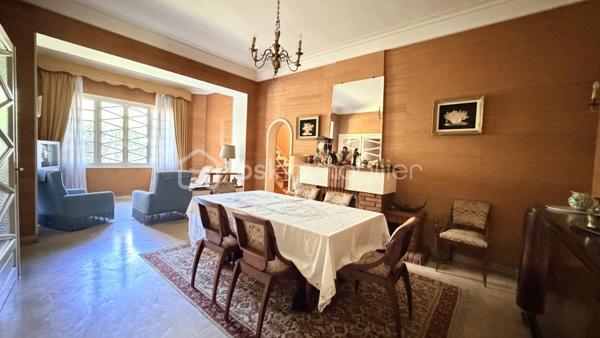Au cœur de Ille-sur-têt, découvrez cette grande maison de 1935 d'environ 204 m² habitables dans laquelle vous pourrez créer votre nouveau nid douillet ou projet de vie.

En rez-de-chaussée, vous retrouverez son grand garage avec sa cave et sa chaufferie. Son entrée dessert directement la pièce de vie avec un grand salon, une salle à manger et un espace cuisine séparé.
A l'étage on y retrouve une deuxième cuisine donnant sur une véranda, un salon, quatre chambres, un WC, une salle de bain et pour finir, un escalier qui vous mène directement dans les combles aménageables où y retrouve une chambre déjà créer.

Cette maison en quatre faces, avec son jardin, son grand garage, ses sols en parquet, ses hauteurs sous plafond saura vous séduire pour ceux qui aiment l'ancien.