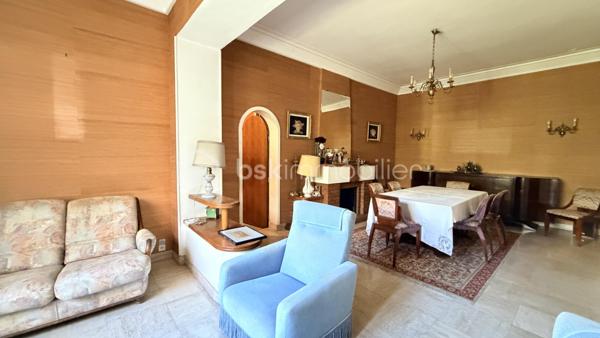 Au cœur de Ille-sur-têt, découvrez cette grande maison de 1935 d'environ 204 m² habitables dans laquelle vous pourrez créer votre nouveau nid douillet ou projet de vie.

En rez-de-chaussée, vous retrouverez son grand garage avec sa cave et sa chaufferie. Son entrée dessert directement la pièce de vie avec un grand salon, une salle à manger et un espace cuisine séparé.
A l'étage on y retrouve une deuxième cuisine donnant sur une véranda, un salon, quatre chambres, un WC, une salle de bain et pour finir, un escalier qui vous mène directement dans les combles aménageables où y retrouve une chambre déjà créer.

Cette maison en quatre faces, avec son jardin, son grand garage, ses sols en parquet, ses hauteurs sous plafond saura vous séduire pour ceux qui aiment l'ancien.