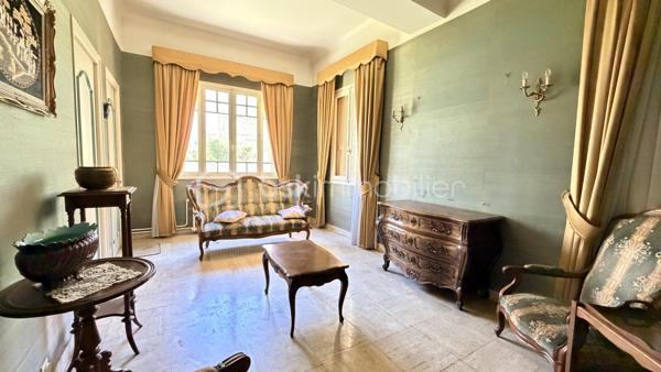 Au cœur de Ille-sur-têt, découvrez cette grande maison de 1935 d'environ 204 m² habitables dans laquelle vous pourrez créer votre nouveau nid douillet ou projet de vie.

En rez-de-chaussée, vous retrouverez son grand garage avec sa cave et sa chaufferie. Son entrée dessert directement la pièce de vie avec un grand salon, une salle à manger et un espace cuisine séparé.
A l'étage on y retrouve une deuxième cuisine donnant sur une véranda, un salon, quatre chambres, un WC, une salle de bain et pour finir, un escalier qui vous mène directement dans les combles aménageables où y retrouve une chambre déjà créer.

Cette maison en quatre faces, avec son jardin, son grand garage, ses sols en parquet, ses hauteurs sous plafond saura vous séduire pour ceux qui aiment l'ancien.