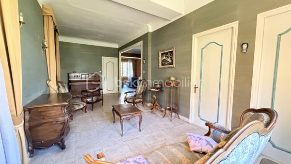 Au cœur de Ille-sur-têt, découvrez cette grande maison de 1935 d'environ 204 m² habitables dans laquelle vous pourrez créer votre nouveau nid douillet ou projet de vie.

En rez-de-chaussée, vous retrouverez son grand garage avec sa cave et sa chaufferie. Son entrée dessert directement la pièce de vie avec un grand salon, une salle à manger et un espace cuisine séparé.
A l'étage on y retrouve une deuxième cuisine donnant sur une véranda, un salon, quatre chambres, un WC, une salle de bain et pour finir, un escalier qui vous mène directement dans les combles aménageables où y retrouve une chambre déjà créer.

Cette maison en quatre faces, avec son jardin, son grand garage, ses sols en parquet, ses hauteurs sous plafond saura vous séduire pour ceux qui aiment l'ancien.