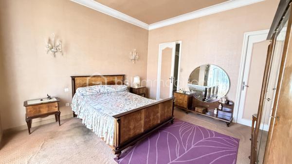 Au cœur de Ille-sur-têt, découvrez cette grande maison de 1935 d'environ 204 m² habitables dans laquelle vous pourrez créer votre nouveau nid douillet ou projet de vie.

En rez-de-chaussée, vous retrouverez son grand garage avec sa cave et sa chaufferie. Son entrée dessert directement la pièce de vie avec un grand salon, une salle à manger et un espace cuisine séparé.
A l'étage on y retrouve une deuxième cuisine donnant sur une véranda, un salon, quatre chambres, un WC, une salle de bain et pour finir, un escalier qui vous mène directement dans les combles aménageables où y retrouve une chambre déjà créer.

Cette maison en quatre faces, avec son jardin, son grand garage, ses sols en parquet, ses hauteurs sous plafond saura vous séduire pour ceux qui aiment l'ancien.