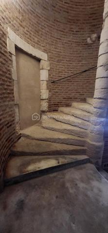 À quelques mètres de la cathédrale Sainte-Cécile, au cœur du centre historique d’Albi classé au patrimoine mondial de l’UNESCO, découvrez un appartement véritablement hors du commun.

Installé dans une ancienne tour de guet faisant partie des fortifications historiques de la cathédrale, ce T2 de 45,46 m² loi Carrez offre un cadre de vie unique, mêlant patrimoine, authenticité et confort moderne. Un bien rare sur le marché albigeois, idéal aussi bien pour une résidence principale, un pied-à-terre de charme ou un investissement locatif à forte valeur ajoutée.

Un appartement atypique avec un véritable cachet

Entièrement rénové, le logement se distingue par son organisation sur trois demi-niveaux, qui crée une circulation fluide et une agréable sensation d'espace. Cette configuration originale, associée à de beaux volumes, procure un ressenti bien supérieur à sa surface Carrez, proche de celui d'un appartement d'environ 55 m².

Dès l'entrée, le charme opère grâce aux éléments architecturaux préservés et aux volumes remarquables :

Emplacement exceptionnel en hypercentre, dans l'un des secteurs les plus recherchés d'Albi.
Vue dégagée offrant luminosité et sensation d'ouverture.
Séjour cathédrale de 4 mètres de hauteur sous plafond.
Cage d'escalier culminant à 4,68 mètres, renforçant la sensation d'espace.
Poutres apparentes et caractère authentique de l'ancien.
Agencement atypique et chaleureux, impossible à retrouver dans les programmes récents.
Cuisine rénovée il y a 5 ans.
Chaudière récente (5 ans).
Grande salle de bain avec baignoire.
Chambre confortable avec dressing et espaces de rangement.
Un bien particulièrement adapté à l'investissement

L'emplacement touristique exceptionnel, à quelques pas des principaux sites emblématiques d'Albi, constitue un véritable atout pour la location saisonnière. Les voyageurs recherchent précisément ce type de logement : un lieu authentique, chargé d'histoire et situé au cœur de la ville.

Sa singularité lui permet également de se démarquer facilement des offres classiques, un avantage important pour optimiser son attractivité locative.

Diagnostic énergétique et potentiel d'amélioration

Le logement est actuellement classé F au diagnostic énergétique.

Une amélioration significative est facilement envisageable grâce au remplacement des fenêtres par du double vitrage. Un devis d'artisan a déjà été réalisé pour un montant d'environ 4 000 €, avec possibilité d'intervention rapide dès juillet. Cet investissement permettrait d'améliorer sensiblement la performance énergétique du bien tout en augmentant son confort.

À savoir
Immeuble ancien sans ascenseur.

Un appartement rare, chargé d'histoire, offrant un cadre de vie unique au cœur d'Albi. Un bien de caractère qui séduira les amateurs d'authenticité autant que les investisseurs en quête d'un produit différenciant.