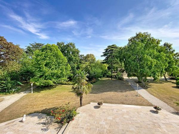 EXCLUSIVITE - VARAVILLE - Proche mer. Villa Anglo-Normande d'exception et son parc.