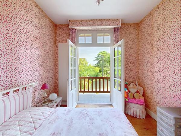 EXCLUSIVITE - VARAVILLE - Proche mer. Villa Anglo-Normande d'exception et son parc.