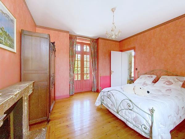 EXCLUSIVITE - VARAVILLE - Proche mer. Villa Anglo-Normande d'exception et son parc.