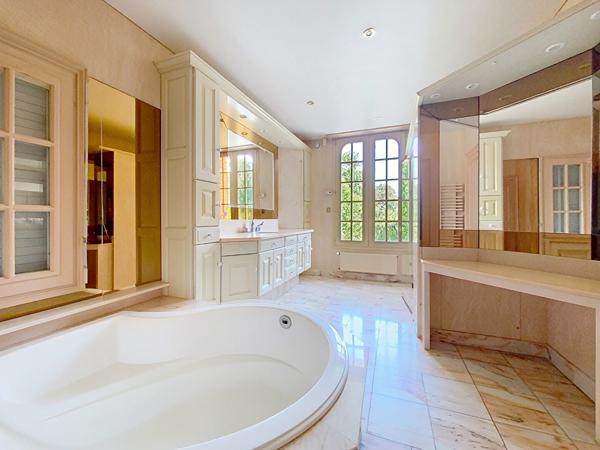 EXCLUSIVITE - VARAVILLE - Proche mer. Villa Anglo-Normande d'exception et son parc.