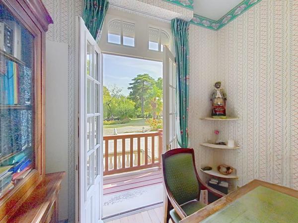 EXCLUSIVITE - VARAVILLE - Proche mer. Villa Anglo-Normande d'exception et son parc.