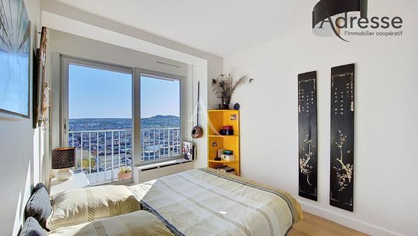 PUTEAUX/CENTRE 3 pièces en étage élevé sans vis-à-vis de 80 m² avec balcon 19m², double parking et cave
