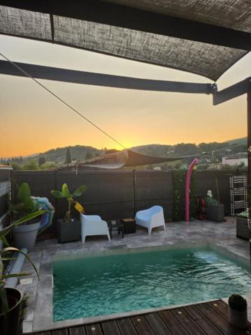 Maison 121 m² avec 5 chambres, piscine, panneaux solaires