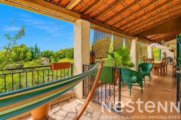 A vendre à Draguignan - Propriété de caractère avec vue panoramique, piscine et beaux volumes
