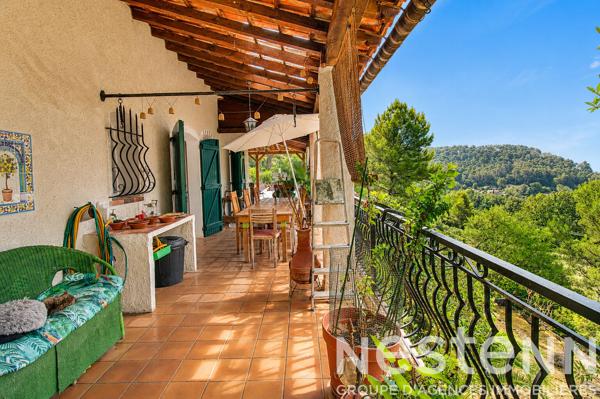 A vendre à Draguignan - Propriété de caractère avec vue panoramique, piscine et beaux volumes