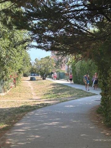 FREJUS PLAGE(83), rare, joli studio exposé plein sud refait à neuf avec goût, à quelques minutes à pied de la mer et du marché