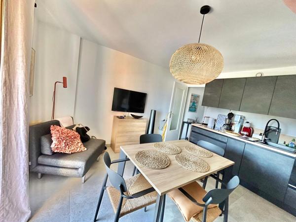 FREJUS PLAGE(83), rare, joli studio exposé plein sud refait à neuf avec goût, à quelques minutes à pied de la mer et du marché