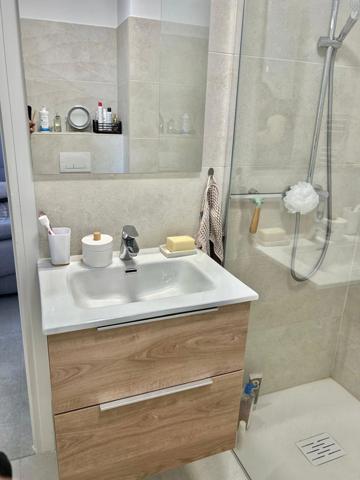 FREJUS PLAGE(83), rare, joli studio exposé plein sud refait à neuf avec goût, à quelques minutes à pied de la mer et du marché