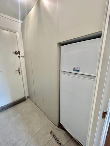 FREJUS PLAGE(83), rare, joli studio exposé plein sud refait à neuf avec goût, à quelques minutes à pied de la mer et du marché