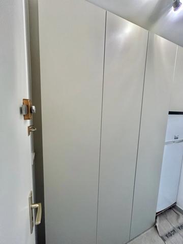 FREJUS PLAGE(83), rare, joli studio exposé plein sud refait à neuf avec goût, à quelques minutes à pied de la mer et du marché