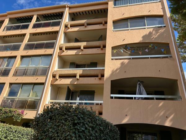 FREJUS PLAGE(83), rare, joli studio exposé plein sud refait à neuf avec goût, à quelques minutes à pied de la mer et du marché