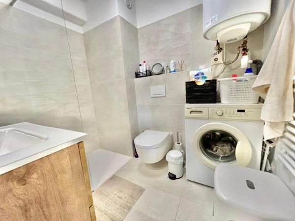 FREJUS PLAGE(83), rare, joli studio exposé plein sud refait à neuf avec goût, à quelques minutes à pied de la mer et du marché