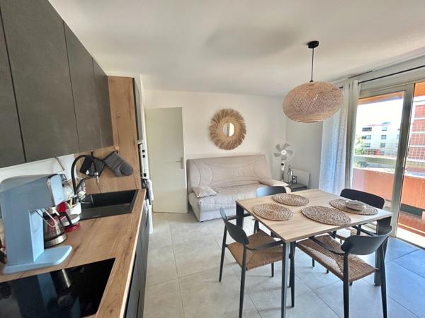 FREJUS PLAGE(83), rare, joli studio exposé plein sud refait à neuf avec goût, à quelques minutes à pied de la mer et du marché