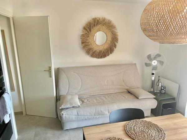 FREJUS PLAGE(83), rare, joli studio exposé plein sud refait à neuf avec goût, à quelques minutes à pied de la mer et du marché