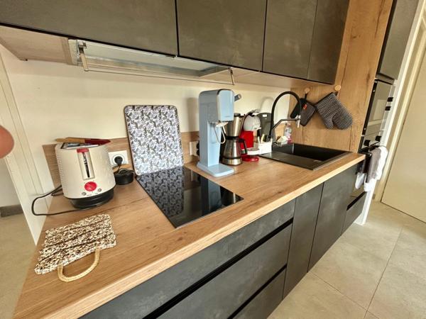 FREJUS PLAGE(83), rare, joli studio exposé plein sud refait à neuf avec goût, à quelques minutes à pied de la mer et du marché