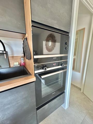 FREJUS PLAGE(83), rare, joli studio exposé plein sud refait à neuf avec goût, à quelques minutes à pied de la mer et du marché