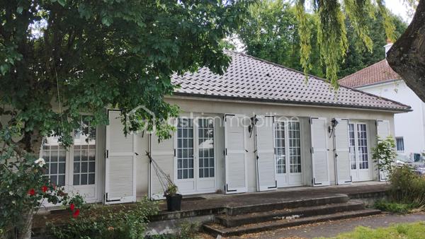 Coup de cœur pour cette jolie maison de plain-pied de 77 m², située sur la commune de Chambray-lès-Tours, dans un quartier apprécié pour son calme tout en restant à proximité immédiate des commerces et des commodités, offrant un cadre de vie idéal pour une famille ou un premier achat.

Caractéristiques principales :
•	3 chambres spacieuses, dont 1 avec placard intégré,
•	Séjour lumineux,
•	Cuisine séparée avec accès direct au garage,
•	1 salle de bains,
•	WC indépendants.

Extérieurs :
•	Parcelle de 615 m² entièrement clôturée et arborée, sans vis-à-vis,
•	Cabanon offrant un espace de rangement pour le matériel de jardin, mobilier d’extérieur ou équipements divers.

Les extérieurs représentent un véritable atout avec un jardin agréable, totalement clôturé, à aménager selon vos envies : espace détente, coin repas, potager ou aire de jeux pour les enfants.

Une maison pleine de potentiel, dans un environnement recherché, où il fait bon vivre au calme tout en restant connecté aux services du quotidien.

Une opportunité à découvrir rapidement !