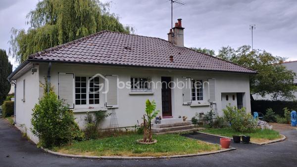 Coup de cœur pour cette jolie maison de plain-pied de 77 m², située sur la commune de Chambray-lès-Tours, dans un quartier apprécié pour son calme tout en restant à proximité immédiate des commerces et des commodités, offrant un cadre de vie idéal pour une famille ou un premier achat.

Caractéristiques principales :
•	3 chambres spacieuses, dont 1 avec placard intégré,
•	Séjour lumineux,
•	Cuisine séparée avec accès direct au garage,
•	1 salle de bains,
•	WC indépendants.

Extérieurs :
•	Parcelle de 615 m² entièrement clôturée et arborée, sans vis-à-vis,
•	Cabanon offrant un espace de rangement pour le matériel de jardin, mobilier d’extérieur ou équipements divers.

Les extérieurs représentent un véritable atout avec un jardin agréable, totalement clôturé, à aménager selon vos envies : espace détente, coin repas, potager ou aire de jeux pour les enfants.

Une maison pleine de potentiel, dans un environnement recherché, où il fait bon vivre au calme tout en restant connecté aux services du quotidien.

Une opportunité à découvrir rapidement !