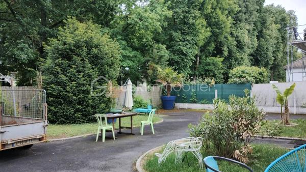 Coup de cœur pour cette jolie maison de plain-pied de 77 m², située sur la commune de Chambray-lès-Tours, dans un quartier apprécié pour son calme tout en restant à proximité immédiate des commerces et des commodités, offrant un cadre de vie idéal pour une famille ou un premier achat.

Caractéristiques principales :
•	3 chambres spacieuses, dont 1 avec placard intégré,
•	Séjour lumineux,
•	Cuisine séparée avec accès direct au garage,
•	1 salle de bains,
•	WC indépendants.

Extérieurs :
•	Parcelle de 615 m² entièrement clôturée et arborée, sans vis-à-vis,
•	Cabanon offrant un espace de rangement pour le matériel de jardin, mobilier d’extérieur ou équipements divers.

Les extérieurs représentent un véritable atout avec un jardin agréable, totalement clôturé, à aménager selon vos envies : espace détente, coin repas, potager ou aire de jeux pour les enfants.

Une maison pleine de potentiel, dans un environnement recherché, où il fait bon vivre au calme tout en restant connecté aux services du quotidien.

Une opportunité à découvrir rapidement !