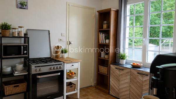 Coup de cœur pour cette jolie maison de plain-pied de 77 m², située sur la commune de Chambray-lès-Tours, dans un quartier apprécié pour son calme tout en restant à proximité immédiate des commerces et des commodités, offrant un cadre de vie idéal pour une famille ou un premier achat.

Caractéristiques principales :
•	3 chambres spacieuses, dont 1 avec placard intégré,
•	Séjour lumineux,
•	Cuisine séparée avec accès direct au garage,
•	1 salle de bains,
•	WC indépendants.

Extérieurs :
•	Parcelle de 615 m² entièrement clôturée et arborée, sans vis-à-vis,
•	Cabanon offrant un espace de rangement pour le matériel de jardin, mobilier d’extérieur ou équipements divers.

Les extérieurs représentent un véritable atout avec un jardin agréable, totalement clôturé, à aménager selon vos envies : espace détente, coin repas, potager ou aire de jeux pour les enfants.

Une maison pleine de potentiel, dans un environnement recherché, où il fait bon vivre au calme tout en restant connecté aux services du quotidien.

Une opportunité à découvrir rapidement !