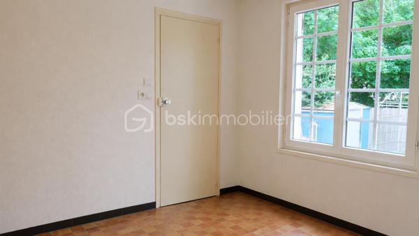 Coup de cœur pour cette jolie maison de plain-pied de 77 m², située sur la commune de Chambray-lès-Tours, dans un quartier apprécié pour son calme tout en restant à proximité immédiate des commerces et des commodités, offrant un cadre de vie idéal pour une famille ou un premier achat.

Caractéristiques principales :
•	3 chambres spacieuses, dont 1 avec placard intégré,
•	Séjour lumineux,
•	Cuisine séparée avec accès direct au garage,
•	1 salle de bains,
•	WC indépendants.

Extérieurs :
•	Parcelle de 615 m² entièrement clôturée et arborée, sans vis-à-vis,
•	Cabanon offrant un espace de rangement pour le matériel de jardin, mobilier d’extérieur ou équipements divers.

Les extérieurs représentent un véritable atout avec un jardin agréable, totalement clôturé, à aménager selon vos envies : espace détente, coin repas, potager ou aire de jeux pour les enfants.

Une maison pleine de potentiel, dans un environnement recherché, où il fait bon vivre au calme tout en restant connecté aux services du quotidien.

Une opportunité à découvrir rapidement !