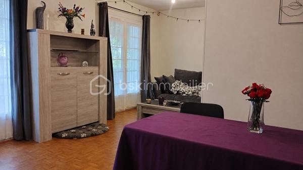 Coup de cœur pour cette jolie maison de plain-pied de 77 m², située sur la commune de Chambray-lès-Tours, dans un quartier apprécié pour son calme tout en restant à proximité immédiate des commerces et des commodités, offrant un cadre de vie idéal pour une famille ou un premier achat.

Caractéristiques principales :
•	3 chambres spacieuses, dont 1 avec placard intégré,
•	Séjour lumineux,
•	Cuisine séparée avec accès direct au garage,
•	1 salle de bains,
•	WC indépendants.

Extérieurs :
•	Parcelle de 615 m² entièrement clôturée et arborée, sans vis-à-vis,
•	Cabanon offrant un espace de rangement pour le matériel de jardin, mobilier d’extérieur ou équipements divers.

Les extérieurs représentent un véritable atout avec un jardin agréable, totalement clôturé, à aménager selon vos envies : espace détente, coin repas, potager ou aire de jeux pour les enfants.

Une maison pleine de potentiel, dans un environnement recherché, où il fait bon vivre au calme tout en restant connecté aux services du quotidien.

Une opportunité à découvrir rapidement !