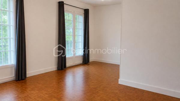 Coup de cœur pour cette jolie maison de plain-pied de 77 m², située sur la commune de Chambray-lès-Tours, dans un quartier apprécié pour son calme tout en restant à proximité immédiate des commerces et des commodités, offrant un cadre de vie idéal pour une famille ou un premier achat.

Caractéristiques principales :
•	3 chambres spacieuses, dont 1 avec placard intégré,
•	Séjour lumineux,
•	Cuisine séparée avec accès direct au garage,
•	1 salle de bains,
•	WC indépendants.

Extérieurs :
•	Parcelle de 615 m² entièrement clôturée et arborée, sans vis-à-vis,
•	Cabanon offrant un espace de rangement pour le matériel de jardin, mobilier d’extérieur ou équipements divers.

Les extérieurs représentent un véritable atout avec un jardin agréable, totalement clôturé, à aménager selon vos envies : espace détente, coin repas, potager ou aire de jeux pour les enfants.

Une maison pleine de potentiel, dans un environnement recherché, où il fait bon vivre au calme tout en restant connecté aux services du quotidien.

Une opportunité à découvrir rapidement !