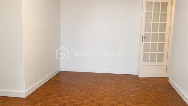 Coup de cœur pour cette jolie maison de plain-pied de 77 m², située sur la commune de Chambray-lès-Tours, dans un quartier apprécié pour son calme tout en restant à proximité immédiate des commerces et des commodités, offrant un cadre de vie idéal pour une famille ou un premier achat.

Caractéristiques principales :
•	3 chambres spacieuses, dont 1 avec placard intégré,
•	Séjour lumineux,
•	Cuisine séparée avec accès direct au garage,
•	1 salle de bains,
•	WC indépendants.

Extérieurs :
•	Parcelle de 615 m² entièrement clôturée et arborée, sans vis-à-vis,
•	Cabanon offrant un espace de rangement pour le matériel de jardin, mobilier d’extérieur ou équipements divers.

Les extérieurs représentent un véritable atout avec un jardin agréable, totalement clôturé, à aménager selon vos envies : espace détente, coin repas, potager ou aire de jeux pour les enfants.

Une maison pleine de potentiel, dans un environnement recherché, où il fait bon vivre au calme tout en restant connecté aux services du quotidien.

Une opportunité à découvrir rapidement !