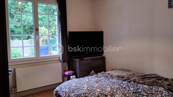 Coup de cœur pour cette jolie maison de plain-pied de 77 m², située sur la commune de Chambray-lès-Tours, dans un quartier apprécié pour son calme tout en restant à proximité immédiate des commerces et des commodités, offrant un cadre de vie idéal pour une famille ou un premier achat.

Caractéristiques principales :
•	3 chambres spacieuses, dont 1 avec placard intégré,
•	Séjour lumineux,
•	Cuisine séparée avec accès direct au garage,
•	1 salle de bains,
•	WC indépendants.

Extérieurs :
•	Parcelle de 615 m² entièrement clôturée et arborée, sans vis-à-vis,
•	Cabanon offrant un espace de rangement pour le matériel de jardin, mobilier d’extérieur ou équipements divers.

Les extérieurs représentent un véritable atout avec un jardin agréable, totalement clôturé, à aménager selon vos envies : espace détente, coin repas, potager ou aire de jeux pour les enfants.

Une maison pleine de potentiel, dans un environnement recherché, où il fait bon vivre au calme tout en restant connecté aux services du quotidien.

Une opportunité à découvrir rapidement !