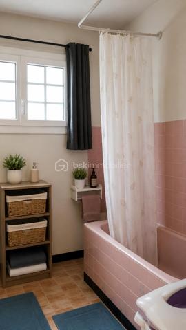 Coup de cœur pour cette jolie maison de plain-pied de 77 m², située sur la commune de Chambray-lès-Tours, dans un quartier apprécié pour son calme tout en restant à proximité immédiate des commerces et des commodités, offrant un cadre de vie idéal pour une famille ou un premier achat.

Caractéristiques principales :
•	3 chambres spacieuses, dont 1 avec placard intégré,
•	Séjour lumineux,
•	Cuisine séparée avec accès direct au garage,
•	1 salle de bains,
•	WC indépendants.

Extérieurs :
•	Parcelle de 615 m² entièrement clôturée et arborée, sans vis-à-vis,
•	Cabanon offrant un espace de rangement pour le matériel de jardin, mobilier d’extérieur ou équipements divers.

Les extérieurs représentent un véritable atout avec un jardin agréable, totalement clôturé, à aménager selon vos envies : espace détente, coin repas, potager ou aire de jeux pour les enfants.

Une maison pleine de potentiel, dans un environnement recherché, où il fait bon vivre au calme tout en restant connecté aux services du quotidien.

Une opportunité à découvrir rapidement !