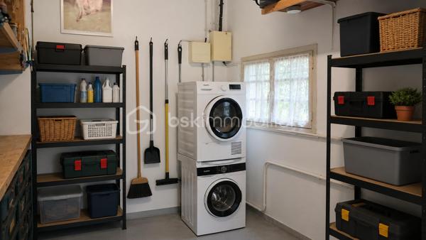 Coup de cœur pour cette jolie maison de plain-pied de 77 m², située sur la commune de Chambray-lès-Tours, dans un quartier apprécié pour son calme tout en restant à proximité immédiate des commerces et des commodités, offrant un cadre de vie idéal pour une famille ou un premier achat.

Caractéristiques principales :
•	3 chambres spacieuses, dont 1 avec placard intégré,
•	Séjour lumineux,
•	Cuisine séparée avec accès direct au garage,
•	1 salle de bains,
•	WC indépendants.

Extérieurs :
•	Parcelle de 615 m² entièrement clôturée et arborée, sans vis-à-vis,
•	Cabanon offrant un espace de rangement pour le matériel de jardin, mobilier d’extérieur ou équipements divers.

Les extérieurs représentent un véritable atout avec un jardin agréable, totalement clôturé, à aménager selon vos envies : espace détente, coin repas, potager ou aire de jeux pour les enfants.

Une maison pleine de potentiel, dans un environnement recherché, où il fait bon vivre au calme tout en restant connecté aux services du quotidien.

Une opportunité à découvrir rapidement !