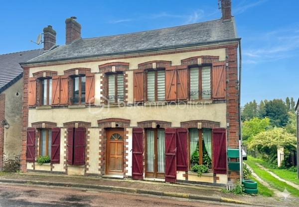 Située sur le secteur calme de Douchy-Montcorbon, je vous propose de découvrir cette maison d'habitation offrant une configuration rare, idéale pour un projet d'investissement locatif ou une grande maison familiale. La propriété se compose actuellement de deux logements distincts.

Le premier logement, situé de plain-pied au rez-de-chaussée, est prêt à vous accueillir. Il dispose d'une entrée desservant un salon-séjour convivial et une cuisine entièrement aménagée et équipée. L'espace nuit se compose de deux grandes chambres confortables, complétées par une salle de bain avec baignoire et un WC indépendant.

Le second logement, situé à l'étage, offre un superbe potentiel de développement. Actuellement à rénover, il se compose de deux grandes pièces et d'un grenier aménageable dont le plancher en bois est déjà réalisé, facilitant ainsi les futurs travaux d'aménagement.

L'ensemble est édifié sur un agréable terrain entièrement clos. Pour compléter les prestations de ce bien, vous disposerez de dépendances, d'un garage ainsi que d'une cave.

Que vous souhaitiez créer deux appartements indépendants ou réunir l'ensemble en une seule et vaste demeure, ce bien s'adaptera à tous vos projets immobiliers.

Pour obtenir davantage de renseignements ou organiser une visite, n'hésitez pas à me contacter.