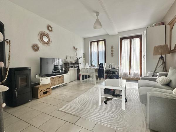 Située sur le secteur calme de Douchy-Montcorbon, je vous propose de découvrir cette maison d'habitation offrant une configuration rare, idéale pour un projet d'investissement locatif ou une grande maison familiale. La propriété se compose actuellement de deux logements distincts.

Le premier logement, situé de plain-pied au rez-de-chaussée, est prêt à vous accueillir. Il dispose d'une entrée desservant un salon-séjour convivial et une cuisine entièrement aménagée et équipée. L'espace nuit se compose de deux grandes chambres confortables, complétées par une salle de bain avec baignoire et un WC indépendant.

Le second logement, situé à l'étage, offre un superbe potentiel de développement. Actuellement à rénover, il se compose de deux grandes pièces et d'un grenier aménageable dont le plancher en bois est déjà réalisé, facilitant ainsi les futurs travaux d'aménagement.

L'ensemble est édifié sur un agréable terrain entièrement clos. Pour compléter les prestations de ce bien, vous disposerez de dépendances, d'un garage ainsi que d'une cave.

Que vous souhaitiez créer deux appartements indépendants ou réunir l'ensemble en une seule et vaste demeure, ce bien s'adaptera à tous vos projets immobiliers.

Pour obtenir davantage de renseignements ou organiser une visite, n'hésitez pas à me contacter.