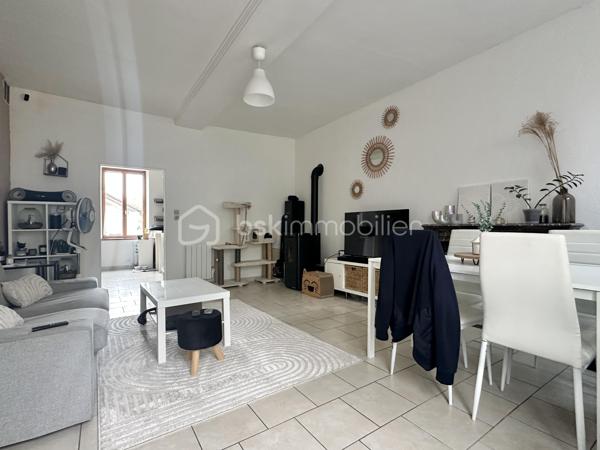 Située sur le secteur calme de Douchy-Montcorbon, je vous propose de découvrir cette maison d'habitation offrant une configuration rare, idéale pour un projet d'investissement locatif ou une grande maison familiale. La propriété se compose actuellement de deux logements distincts.

Le premier logement, situé de plain-pied au rez-de-chaussée, est prêt à vous accueillir. Il dispose d'une entrée desservant un salon-séjour convivial et une cuisine entièrement aménagée et équipée. L'espace nuit se compose de deux grandes chambres confortables, complétées par une salle de bain avec baignoire et un WC indépendant.

Le second logement, situé à l'étage, offre un superbe potentiel de développement. Actuellement à rénover, il se compose de deux grandes pièces et d'un grenier aménageable dont le plancher en bois est déjà réalisé, facilitant ainsi les futurs travaux d'aménagement.

L'ensemble est édifié sur un agréable terrain entièrement clos. Pour compléter les prestations de ce bien, vous disposerez de dépendances, d'un garage ainsi que d'une cave.

Que vous souhaitiez créer deux appartements indépendants ou réunir l'ensemble en une seule et vaste demeure, ce bien s'adaptera à tous vos projets immobiliers.

Pour obtenir davantage de renseignements ou organiser une visite, n'hésitez pas à me contacter.