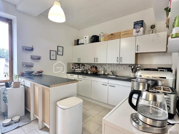 Située sur le secteur calme de Douchy-Montcorbon, je vous propose de découvrir cette maison d'habitation offrant une configuration rare, idéale pour un projet d'investissement locatif ou une grande maison familiale. La propriété se compose actuellement de deux logements distincts.

Le premier logement, situé de plain-pied au rez-de-chaussée, est prêt à vous accueillir. Il dispose d'une entrée desservant un salon-séjour convivial et une cuisine entièrement aménagée et équipée. L'espace nuit se compose de deux grandes chambres confortables, complétées par une salle de bain avec baignoire et un WC indépendant.

Le second logement, situé à l'étage, offre un superbe potentiel de développement. Actuellement à rénover, il se compose de deux grandes pièces et d'un grenier aménageable dont le plancher en bois est déjà réalisé, facilitant ainsi les futurs travaux d'aménagement.

L'ensemble est édifié sur un agréable terrain entièrement clos. Pour compléter les prestations de ce bien, vous disposerez de dépendances, d'un garage ainsi que d'une cave.

Que vous souhaitiez créer deux appartements indépendants ou réunir l'ensemble en une seule et vaste demeure, ce bien s'adaptera à tous vos projets immobiliers.

Pour obtenir davantage de renseignements ou organiser une visite, n'hésitez pas à me contacter.