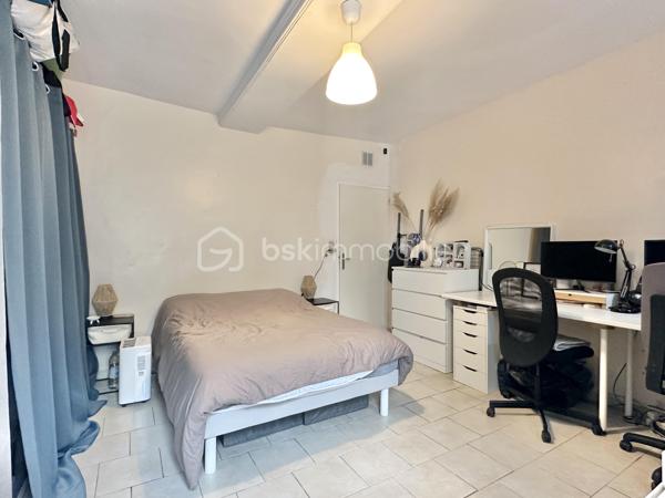 Située sur le secteur calme de Douchy-Montcorbon, je vous propose de découvrir cette maison d'habitation offrant une configuration rare, idéale pour un projet d'investissement locatif ou une grande maison familiale. La propriété se compose actuellement de deux logements distincts.

Le premier logement, situé de plain-pied au rez-de-chaussée, est prêt à vous accueillir. Il dispose d'une entrée desservant un salon-séjour convivial et une cuisine entièrement aménagée et équipée. L'espace nuit se compose de deux grandes chambres confortables, complétées par une salle de bain avec baignoire et un WC indépendant.

Le second logement, situé à l'étage, offre un superbe potentiel de développement. Actuellement à rénover, il se compose de deux grandes pièces et d'un grenier aménageable dont le plancher en bois est déjà réalisé, facilitant ainsi les futurs travaux d'aménagement.

L'ensemble est édifié sur un agréable terrain entièrement clos. Pour compléter les prestations de ce bien, vous disposerez de dépendances, d'un garage ainsi que d'une cave.

Que vous souhaitiez créer deux appartements indépendants ou réunir l'ensemble en une seule et vaste demeure, ce bien s'adaptera à tous vos projets immobiliers.

Pour obtenir davantage de renseignements ou organiser une visite, n'hésitez pas à me contacter.