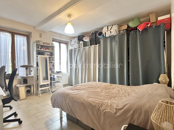 Située sur le secteur calme de Douchy-Montcorbon, je vous propose de découvrir cette maison d'habitation offrant une configuration rare, idéale pour un projet d'investissement locatif ou une grande maison familiale. La propriété se compose actuellement de deux logements distincts.

Le premier logement, situé de plain-pied au rez-de-chaussée, est prêt à vous accueillir. Il dispose d'une entrée desservant un salon-séjour convivial et une cuisine entièrement aménagée et équipée. L'espace nuit se compose de deux grandes chambres confortables, complétées par une salle de bain avec baignoire et un WC indépendant.

Le second logement, situé à l'étage, offre un superbe potentiel de développement. Actuellement à rénover, il se compose de deux grandes pièces et d'un grenier aménageable dont le plancher en bois est déjà réalisé, facilitant ainsi les futurs travaux d'aménagement.

L'ensemble est édifié sur un agréable terrain entièrement clos. Pour compléter les prestations de ce bien, vous disposerez de dépendances, d'un garage ainsi que d'une cave.

Que vous souhaitiez créer deux appartements indépendants ou réunir l'ensemble en une seule et vaste demeure, ce bien s'adaptera à tous vos projets immobiliers.

Pour obtenir davantage de renseignements ou organiser une visite, n'hésitez pas à me contacter.