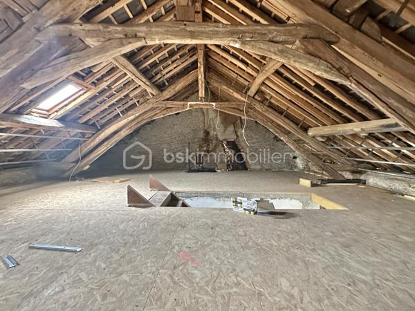 Située sur le secteur calme de Douchy-Montcorbon, je vous propose de découvrir cette maison d'habitation offrant une configuration rare, idéale pour un projet d'investissement locatif ou une grande maison familiale. La propriété se compose actuellement de deux logements distincts.

Le premier logement, situé de plain-pied au rez-de-chaussée, est prêt à vous accueillir. Il dispose d'une entrée desservant un salon-séjour convivial et une cuisine entièrement aménagée et équipée. L'espace nuit se compose de deux grandes chambres confortables, complétées par une salle de bain avec baignoire et un WC indépendant.

Le second logement, situé à l'étage, offre un superbe potentiel de développement. Actuellement à rénover, il se compose de deux grandes pièces et d'un grenier aménageable dont le plancher en bois est déjà réalisé, facilitant ainsi les futurs travaux d'aménagement.

L'ensemble est édifié sur un agréable terrain entièrement clos. Pour compléter les prestations de ce bien, vous disposerez de dépendances, d'un garage ainsi que d'une cave.

Que vous souhaitiez créer deux appartements indépendants ou réunir l'ensemble en une seule et vaste demeure, ce bien s'adaptera à tous vos projets immobiliers.

Pour obtenir davantage de renseignements ou organiser une visite, n'hésitez pas à me contacter.