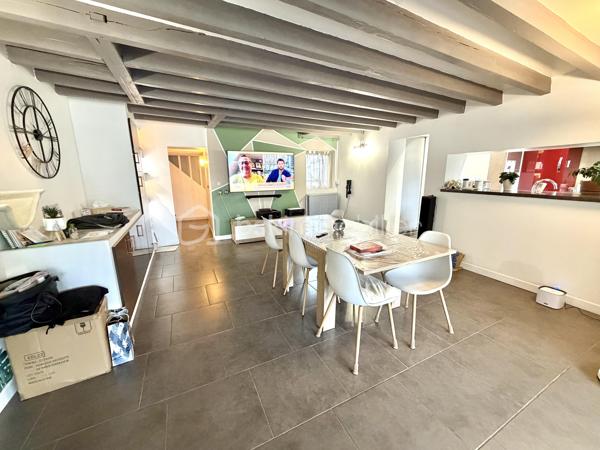 Visite vidéo disponible sur
- ma chaîne YT : Grégory Talbot IMMOBILIER (playlist : Visites filmées)
- FB : Grégory Talbot Immobilier (album : Visites vidéo)
- et sur mon IG : L'immobilier en Normandie (onglet : Réels)

Sur la commune de Oissel (76350), 
Proche gare SNCF : ligne PARIS - LE HAVRE, 
Proximité écoles, commerces, transports... 

Installez-vous dans cette confortable maison de 114m2 composée de
- au rez-de-chaussée : entrée, wc, une petite chambre/bureau/dressing, pièce chaufferie/buanderie, petit garage (stockage ou deux roues), cuisine donnant sur une superbe pièce de vie offrant une magnifique cheminée; 
- à l'étage : trois chambres, une salle de bain avec wc. 

Jouissez de deux places de stationnement privatives, 
Profitez d'un jardin cosy avec terrasse bois. 

Ne tardez pas !