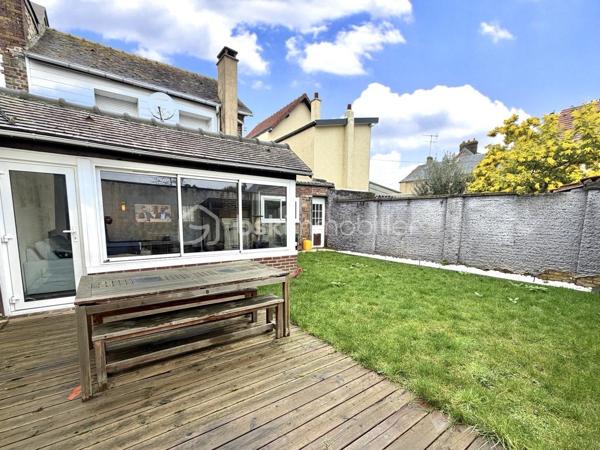Visite vidéo disponible sur
- ma chaîne YT : Grégory Talbot IMMOBILIER (playlist : Visites filmées)
- FB : Grégory Talbot Immobilier (album : Visites vidéo)
- et sur mon IG : L'immobilier en Normandie (onglet : Réels)

Sur la commune de Oissel (76350), 
Proche gare SNCF : ligne PARIS - LE HAVRE, 
Proximité écoles, commerces, transports... 

Installez-vous dans cette confortable maison de 114m2 composée de
- au rez-de-chaussée : entrée, wc, une petite chambre/bureau/dressing, pièce chaufferie/buanderie, petit garage (stockage ou deux roues), cuisine donnant sur une superbe pièce de vie offrant une magnifique cheminée; 
- à l'étage : trois chambres, une salle de bain avec wc. 

Jouissez de deux places de stationnement privatives, 
Profitez d'un jardin cosy avec terrasse bois. 

Ne tardez pas !