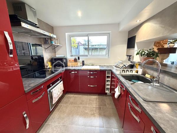 Visite vidéo disponible sur
- ma chaîne YT : Grégory Talbot IMMOBILIER (playlist : Visites filmées)
- FB : Grégory Talbot Immobilier (album : Visites vidéo)
- et sur mon IG : L'immobilier en Normandie (onglet : Réels)

Sur la commune de Oissel (76350), 
Proche gare SNCF : ligne PARIS - LE HAVRE, 
Proximité écoles, commerces, transports... 

Installez-vous dans cette confortable maison de 114m2 composée de
- au rez-de-chaussée : entrée, wc, une petite chambre/bureau/dressing, pièce chaufferie/buanderie, petit garage (stockage ou deux roues), cuisine donnant sur une superbe pièce de vie offrant une magnifique cheminée; 
- à l'étage : trois chambres, une salle de bain avec wc. 

Jouissez de deux places de stationnement privatives, 
Profitez d'un jardin cosy avec terrasse bois. 

Ne tardez pas !