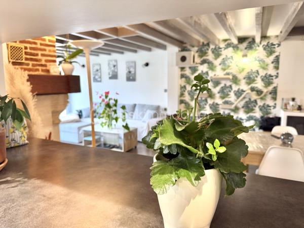 Visite vidéo disponible sur
- ma chaîne YT : Grégory Talbot IMMOBILIER (playlist : Visites filmées)
- FB : Grégory Talbot Immobilier (album : Visites vidéo)
- et sur mon IG : L'immobilier en Normandie (onglet : Réels)

Sur la commune de Oissel (76350), 
Proche gare SNCF : ligne PARIS - LE HAVRE, 
Proximité écoles, commerces, transports... 

Installez-vous dans cette confortable maison de 114m2 composée de
- au rez-de-chaussée : entrée, wc, une petite chambre/bureau/dressing, pièce chaufferie/buanderie, petit garage (stockage ou deux roues), cuisine donnant sur une superbe pièce de vie offrant une magnifique cheminée; 
- à l'étage : trois chambres, une salle de bain avec wc. 

Jouissez de deux places de stationnement privatives, 
Profitez d'un jardin cosy avec terrasse bois. 

Ne tardez pas !